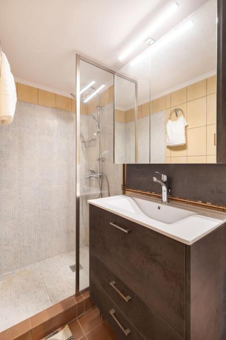 Budget In Next To Metro Station By Atheniankeys Appartement