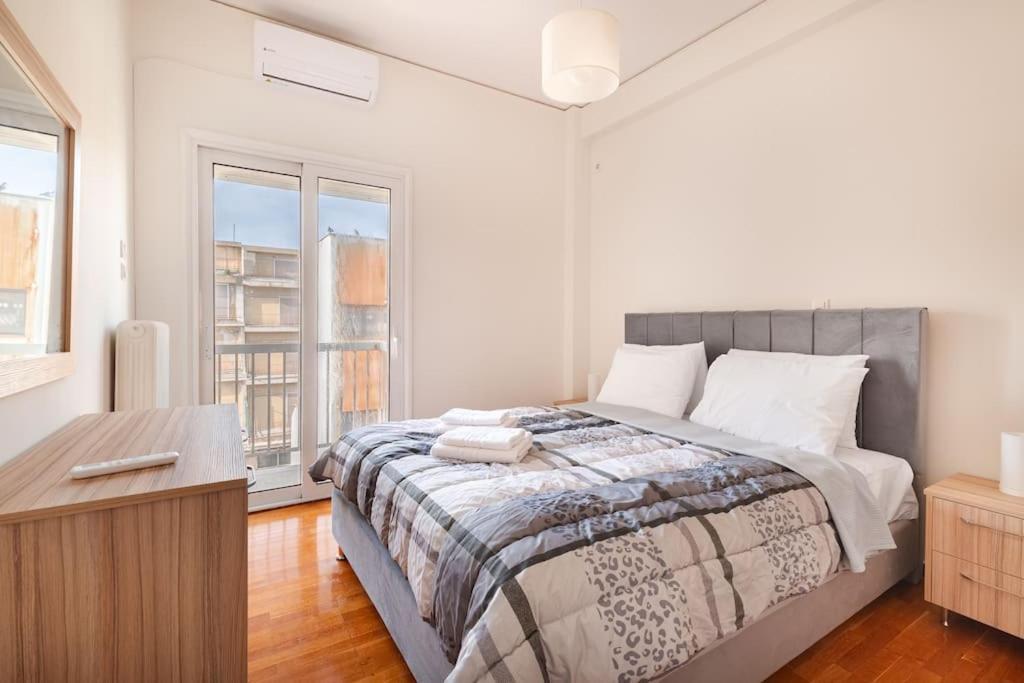 Appartement Budget In Next To Metro Station By Atheniankeys