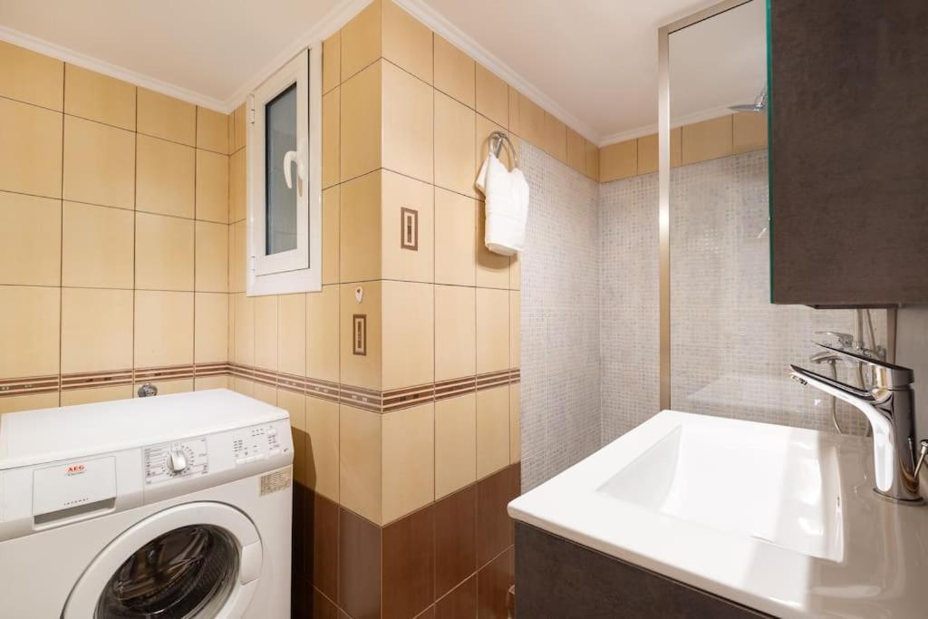 Budget In Next To Metro Station By Atheniankeys *